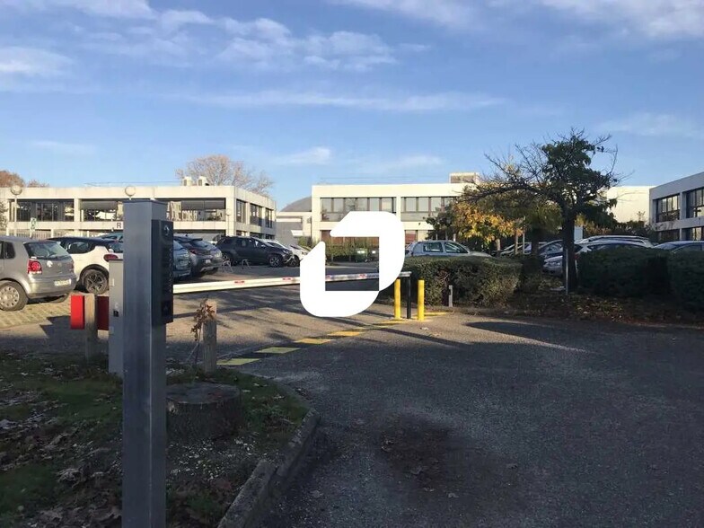 Office in Bordeaux for lease - Building Photo - Image 1 of 36