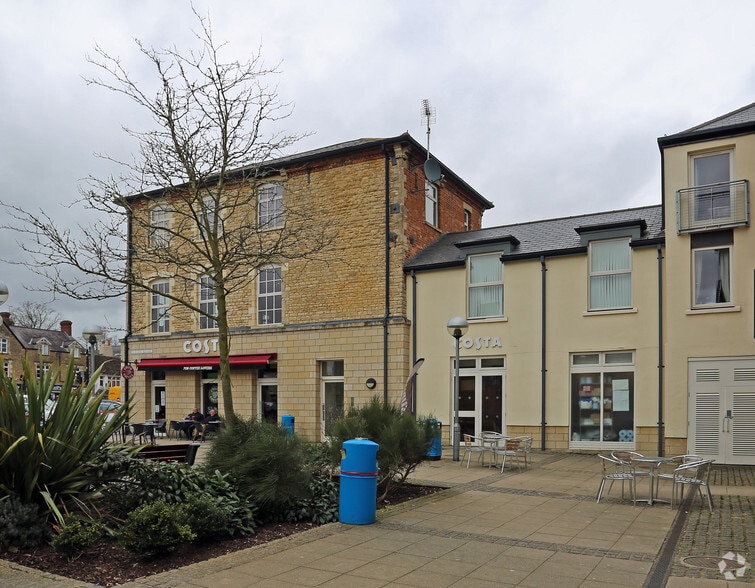 2b/c Burgess Sq, Brackley for sale - Building Photo - Image 2 of 7