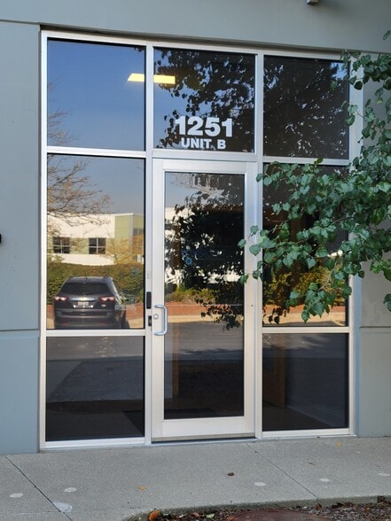 1251 Humbracht Cir, Bartlett, IL à vendre - Photo du bâtiment - Image 3 de 21