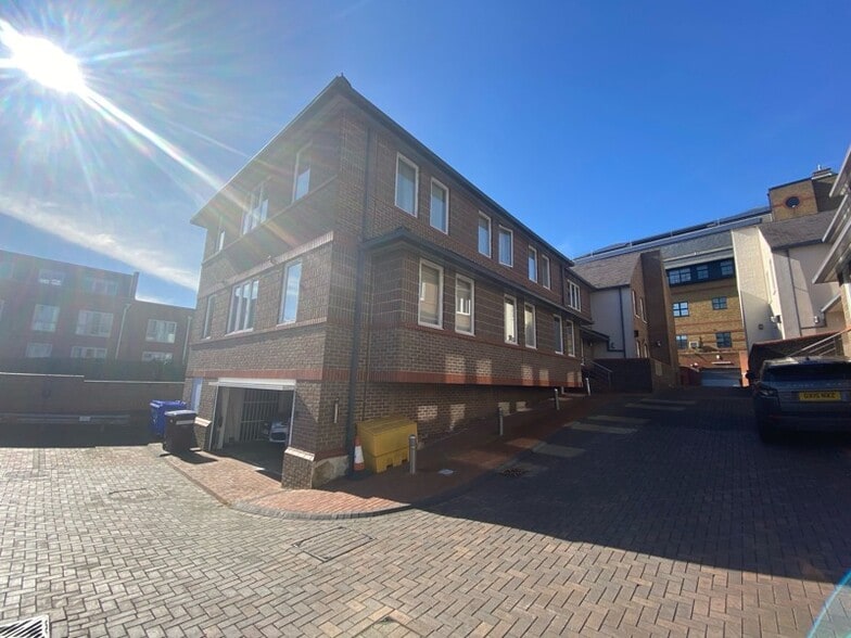 8-10 Upper Marlborough Rd, St Albans for lease - Building Photo - Image 2 of 4