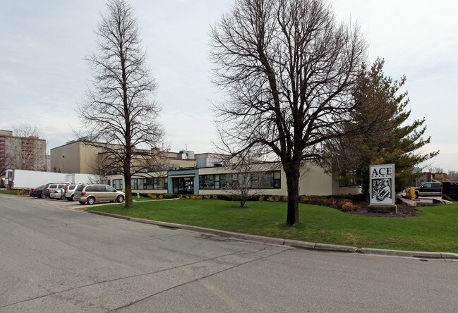 Plus de détails pour 1 Hafis Rd, Toronto, ON - Industriel à vendre