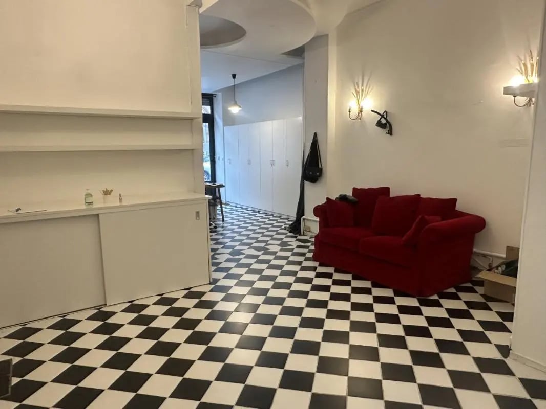 Retail in Paris for lease Interior Photo- Image 1 of 6