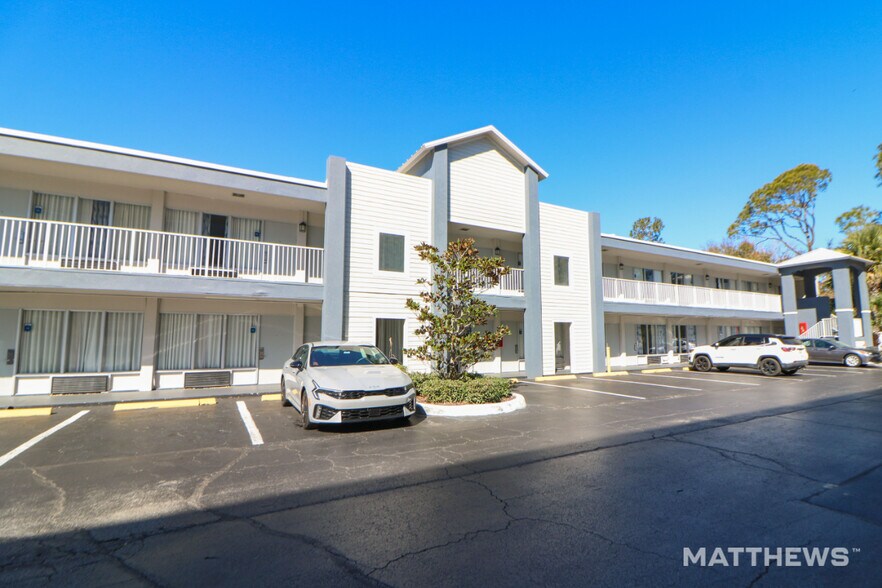 Econo Lodge & Suburban Studios portefeuille de 2 propriétés à vendre sur LoopNet.ca - Photo du bâtiment - Image 2 de 8