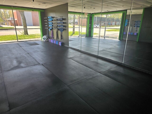 26600 Harper Ave, Saint Clair Shores, MI à louer - Photo du bâtiment - Image 3 de 10