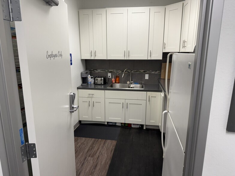 1551 E Ontario Ave, Corona, CA à louer - Photo intérieure - Image 3 de 6