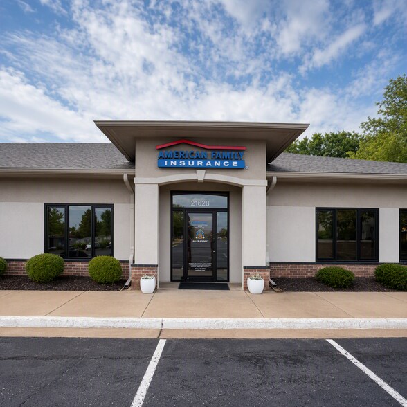 21620-21628 Midland Dr, Shawnee, KS for lease - Building Photo - Image 1 of 8