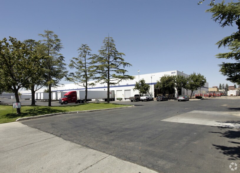 2524-2540 Pegasus Dr, Bakersfield, CA à louer - Photo du bâtiment - Image 1 de 8