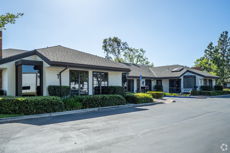 3151 Airway Ave, Costa Mesa, CA à louer - Photo du bâtiment - Image 3 de 4