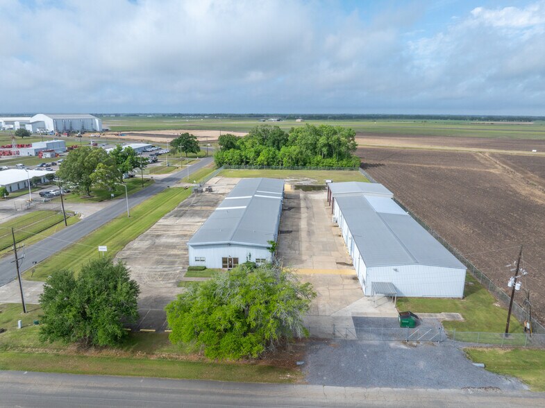 718 Hangar Dr, New Iberia, LA à vendre - Photo du bâtiment - Image 3 de 14