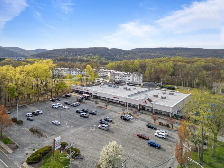 20 Rt-59, Suffern, NY à louer - Photo du bâtiment - Image 2 de 16