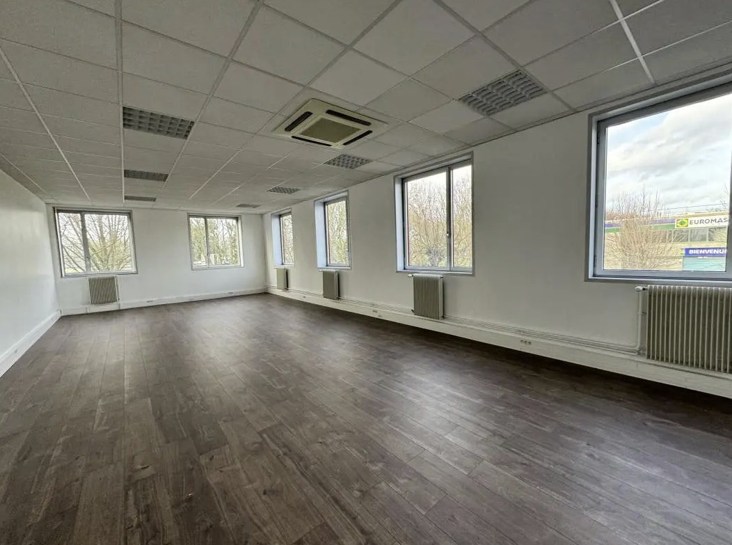 Office in Villeneuve-la-Garenne for lease Building Photo- Image 1 of 6