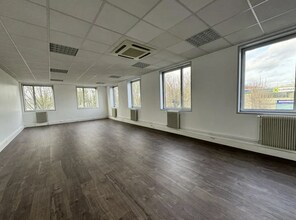 Office in Villeneuve-la-Garenne for lease Building Photo- Image 1 of 6