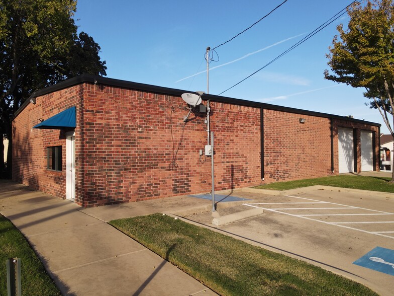 1911 Bernard St, Denton, TX for lease - Building Photo - Image 1 of 6