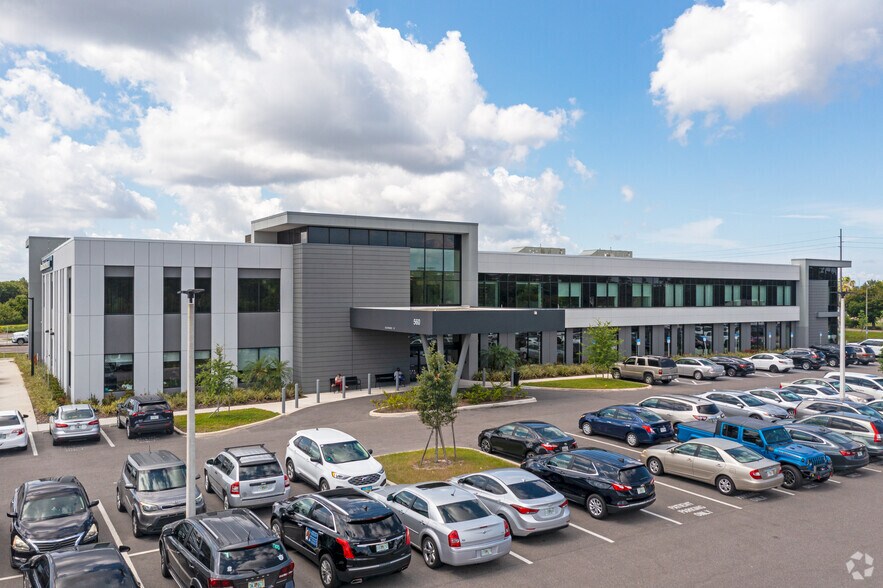 560 S Lakewood Dr, Brandon, FL à louer - Photo du bâtiment - Image 2 de 5