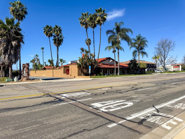 360 Via Vera Cruz, San Marcos, CA à vendre - Photo du bâtiment - Image 3 de 11