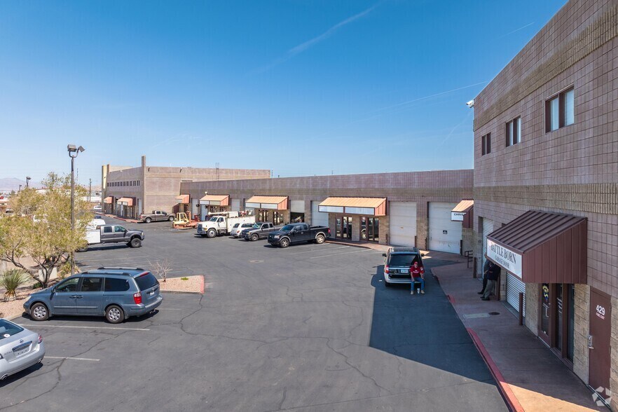 401-433 Max Ct, Henderson, NV à louer - Photo du bâtiment - Image 2 de 6