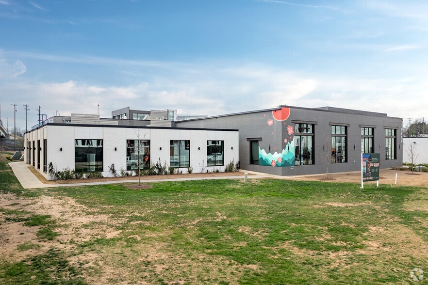 600 E Sugar Creek Rd, Charlotte, NC for lease - Primary Photo - Image 2 of 4