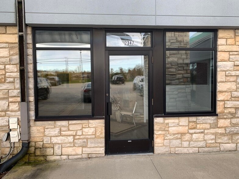 2347-2359 Silvernail Rd, Pewaukee, WI for lease - Building Photo - Image 3 of 28