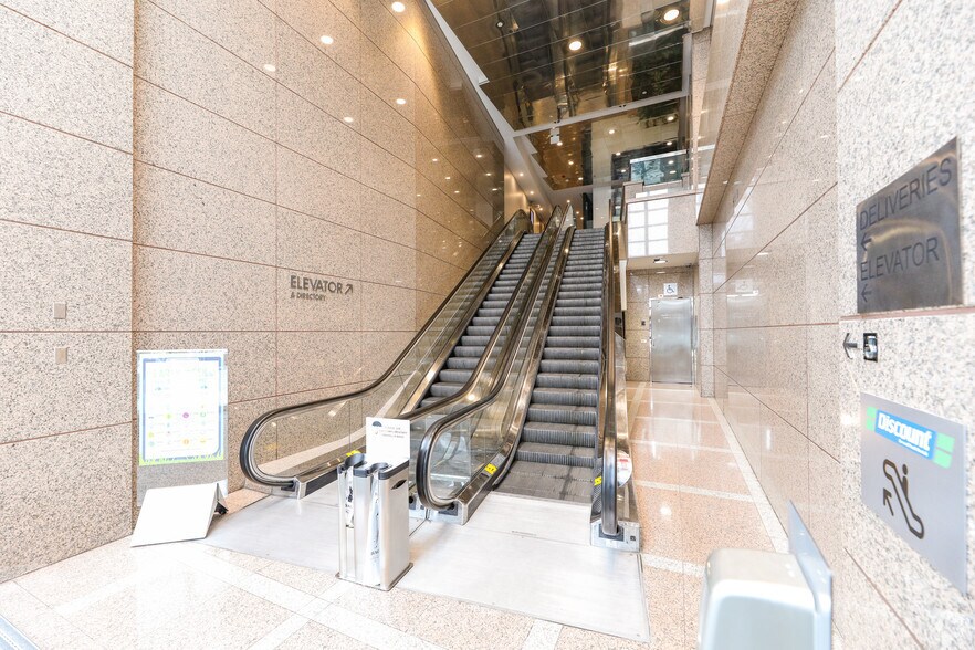2345 Yonge St, Toronto, ON à louer - Hall d’entrée - Image 2 de 5