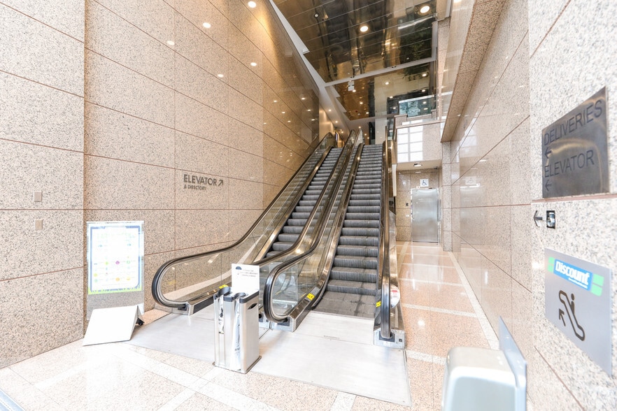 2345 Yonge St, Toronto, ON for lease - Lobby - Image 2 of 5