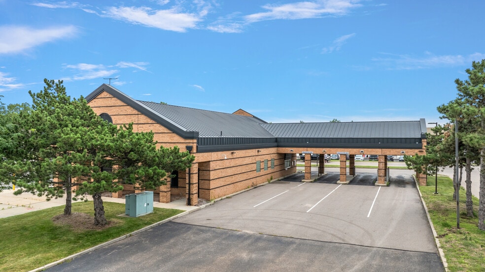 150 E Maple Rd, Troy, MI for lease - Building Photo - Image 2 of 3