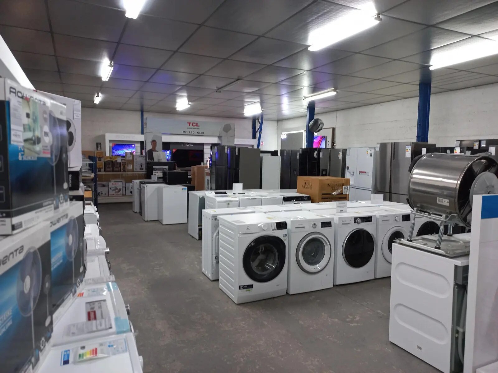 Flex in Vitrolles for lease Building Photo- Image 1 of 9