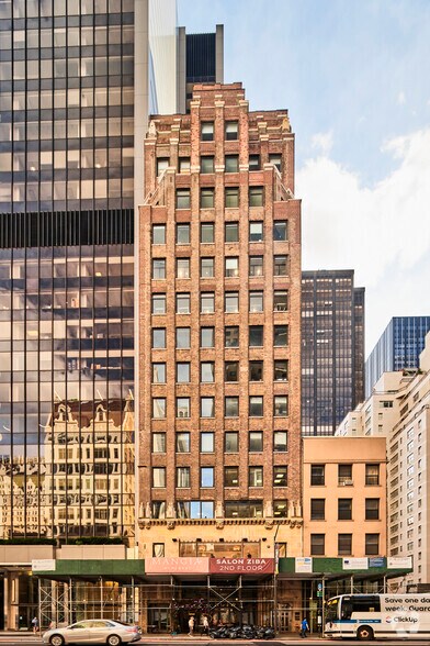 50 W 57th St, New York, NY à louer - Photo du bâtiment - Image 3 de 4