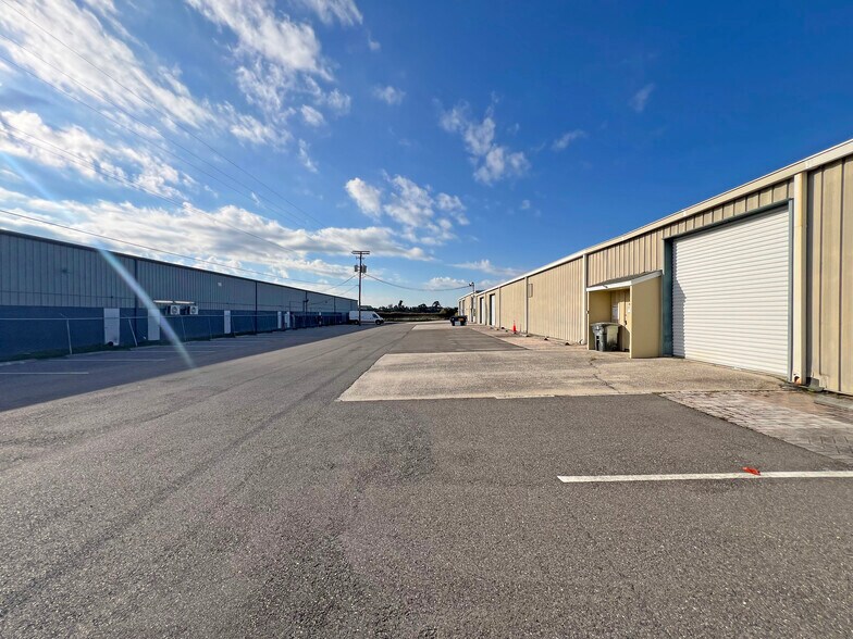 355 E Douglas Rd, Oldsmar, FL à louer - Photo du bâtiment - Image 3 de 15