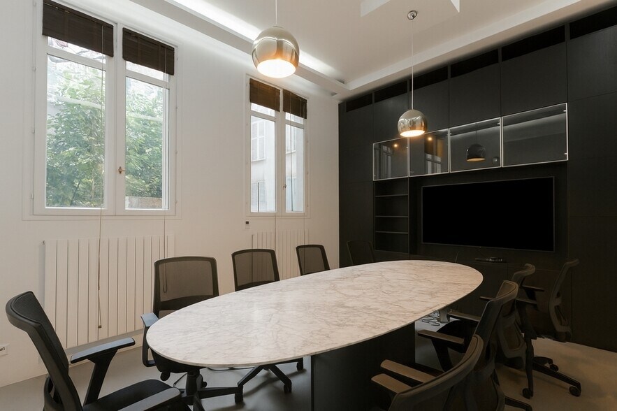 Office in Paris for lease - Interior Photo - Image 2 of 3
