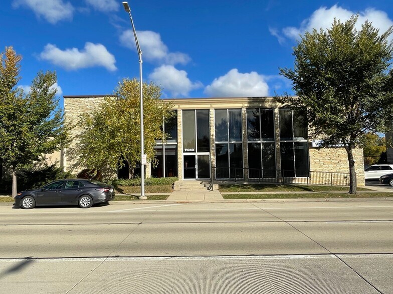 11040 W Bluemound Rd, Wauwatosa, WI à vendre - Photo du bâtiment - Image 1 de 8