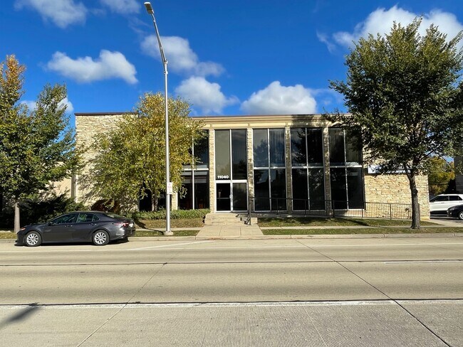 Plus de détails pour 11040 W Bluemound Rd, Wauwatosa, WI - Bureau à vendre