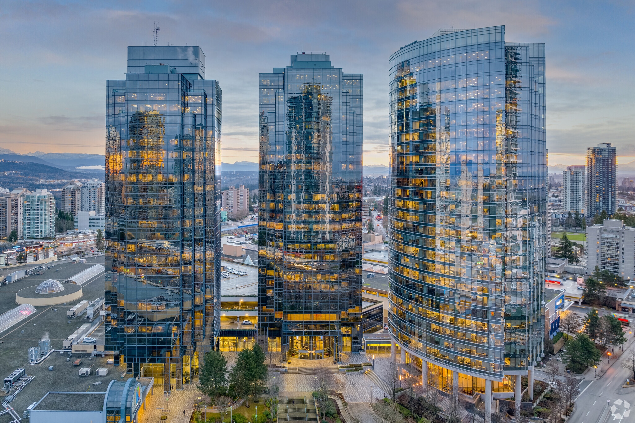 4750 Kingsway, Burnaby, BC à louer Photo du bâtiment- Image 1 de 29