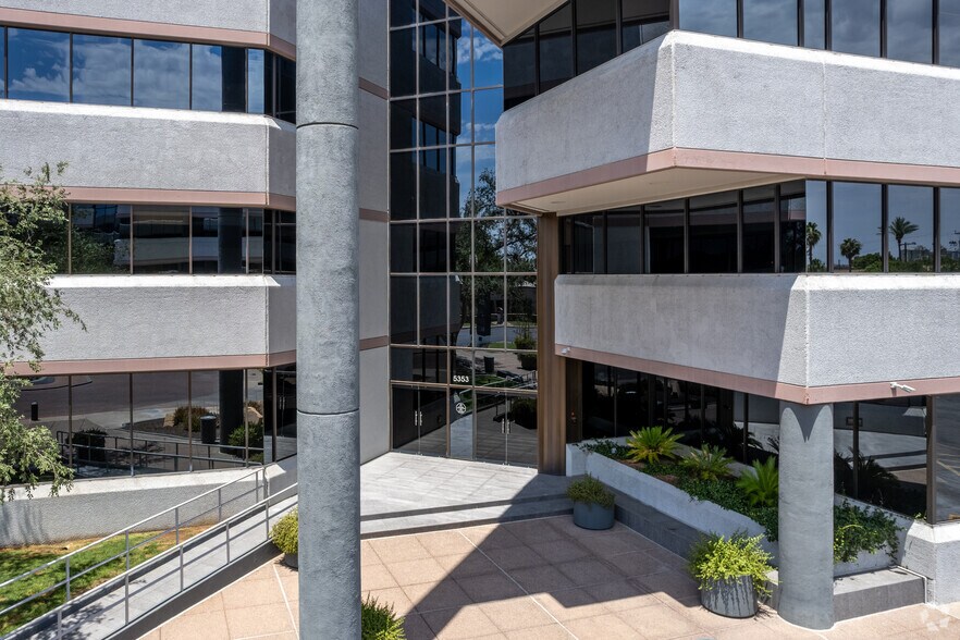 5353 N 16th St, Phoenix, AZ à louer - Photo du bâtiment - Image 3 de 9