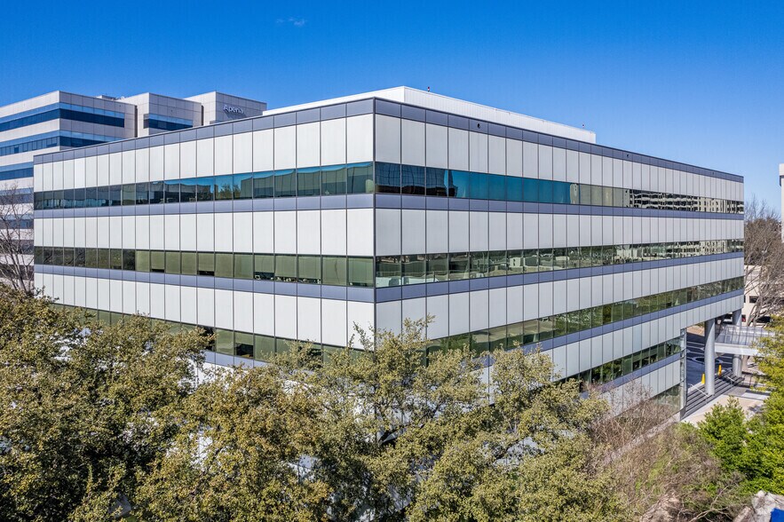 14850 Quorum Dr, Dallas, TX à louer - Photo du bâtiment - Image 2 de 24