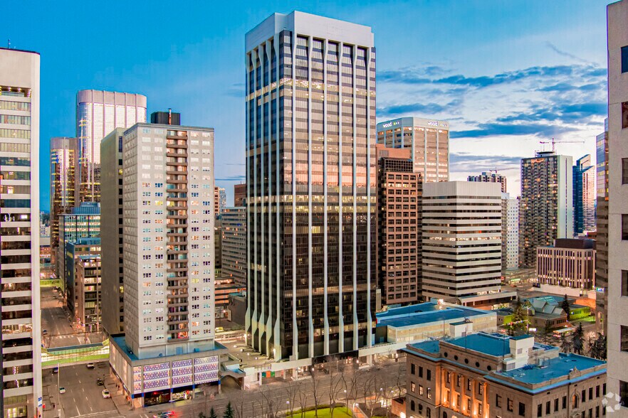 715 5 Ave SW, Calgary, AB à louer - Photo du bâtiment - Image 1 de 16