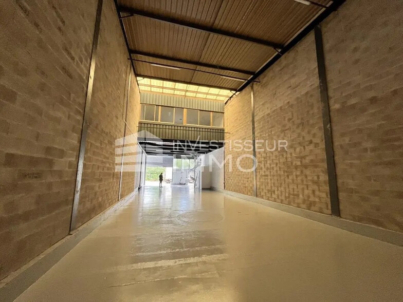 Flex in Noisy-le-Grand for lease - Interior Photo - Image 3 of 5