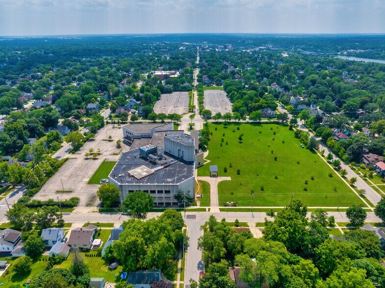 901-934 Center St, Elgin, IL à vendre - Photo du bâtiment - Image 2 de 52