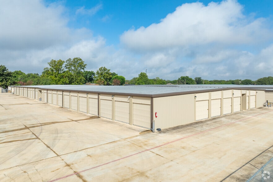 190 Center St, New Braunfels, TX for lease - Building Photo - Image 2 of 4