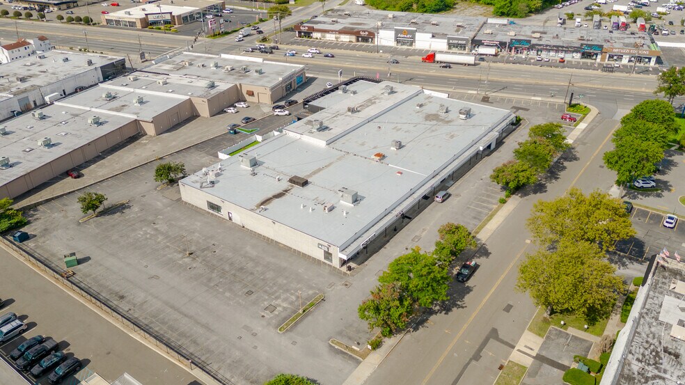 1681-1745 Broadhollow Rd, Farmingdale, NY à louer - Photo du bâtiment - Image 3 de 7