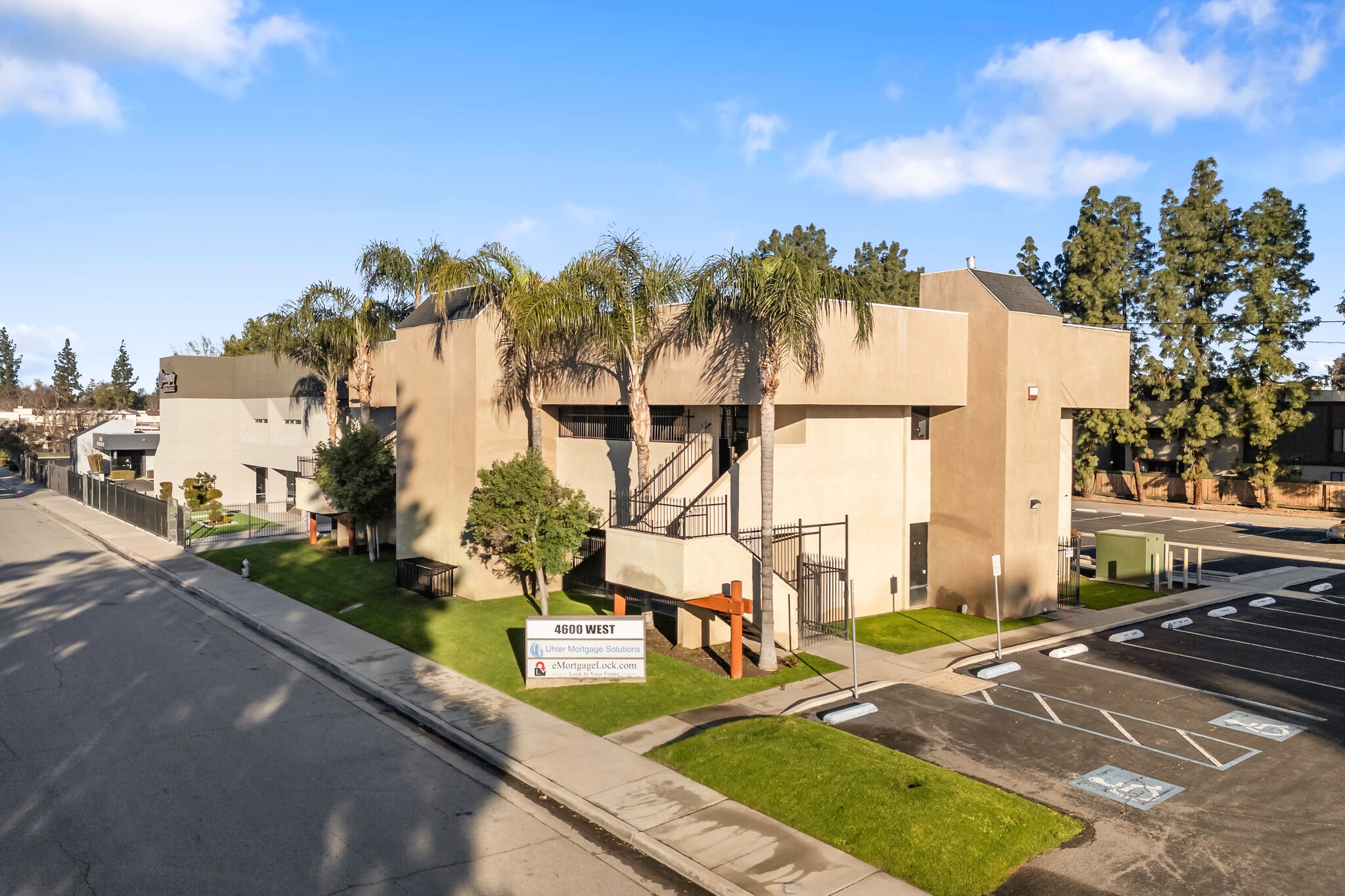 4600 W American Ave, Bakersfield, CA à vendre Photo principale- Image 1 de 66