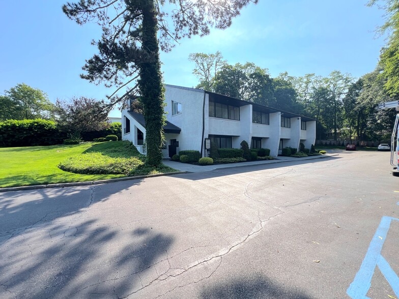 76 E Main St, Huntington, NY à louer - Photo du bâtiment - Image 2 de 18