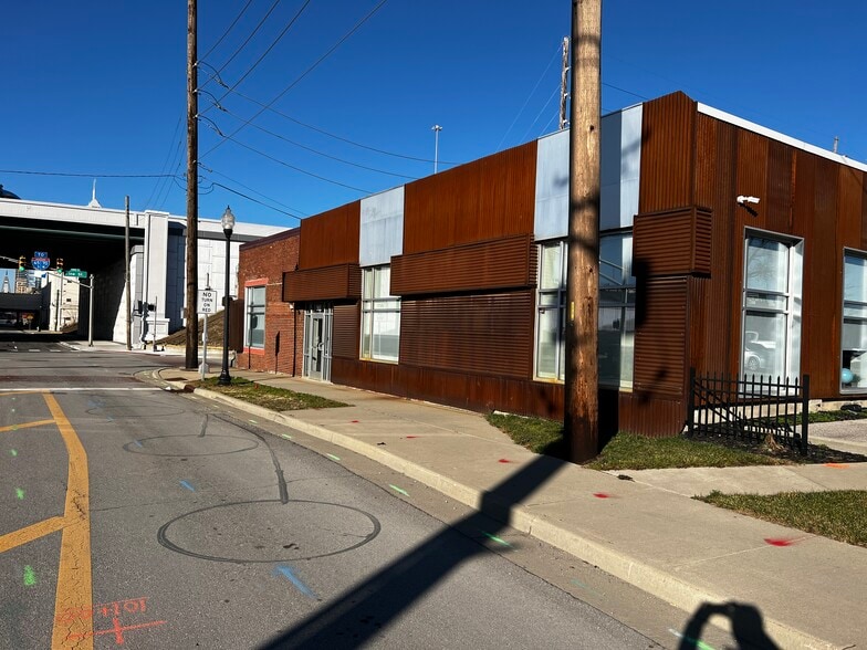 902 E Market St, Indianapolis, IN for lease - Building Photo - Image 2 of 11
