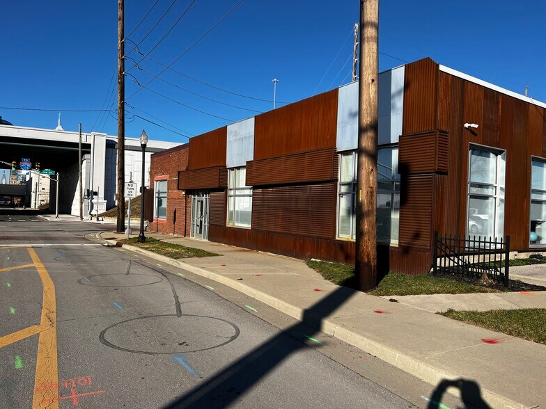 902 E Market St, Indianapolis, IN à louer - Photo du bâtiment - Image 2 de 11