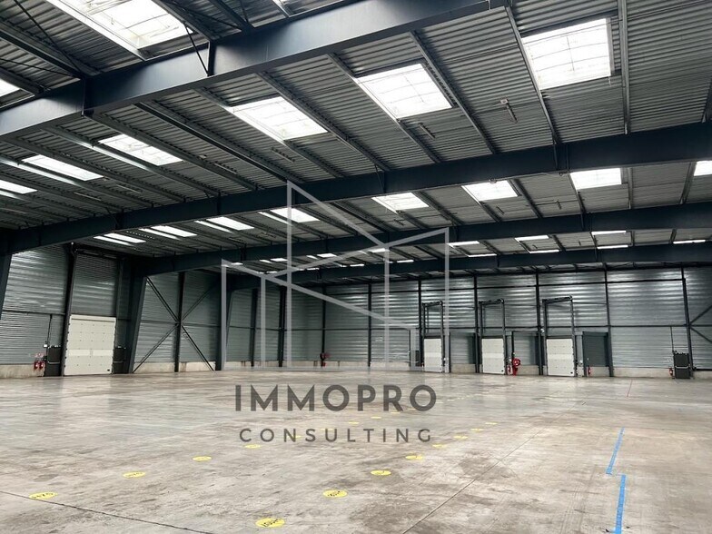 Industrial in Val-de-Reuil for lease - Building Photo - Image 2 of 8
