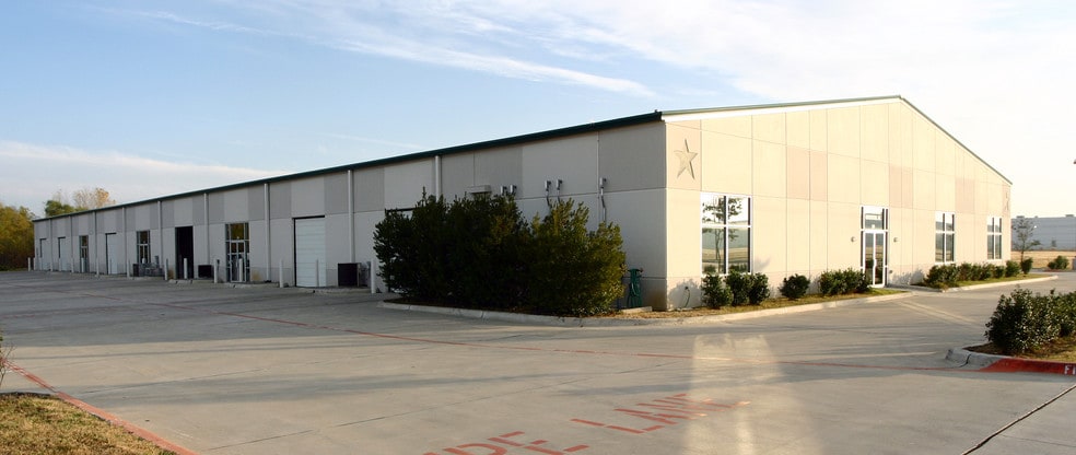 310 E Trinity Blvd, Grand Prairie, TX à louer - Photo du bâtiment - Image 2 de 6
