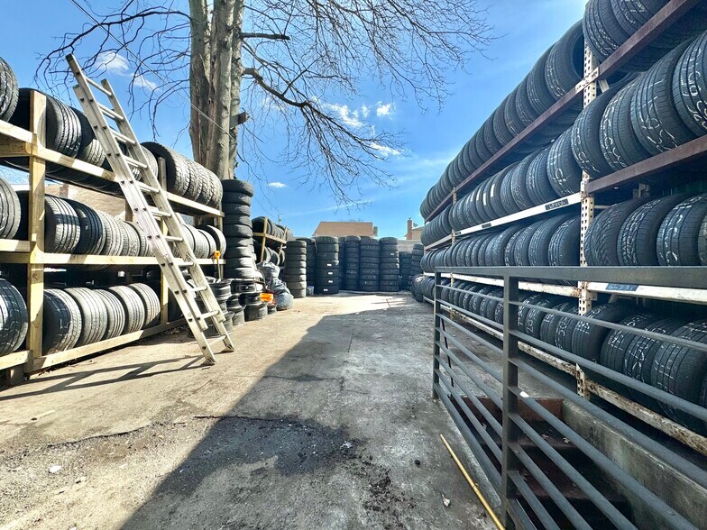 13210 111th Ave, South Ozone Park, NY à vendre - Photo du bâtiment - Image 3 de 8