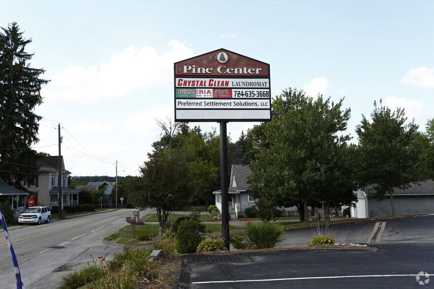 429 S Center Ave, New Stanton, PA à vendre - Photo du bâtiment - Image 2 de 6