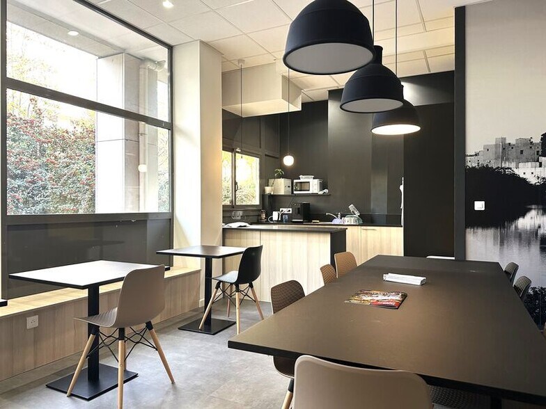 Office in Villeurbanne for lease - Interior Photo - Image 2 of 7