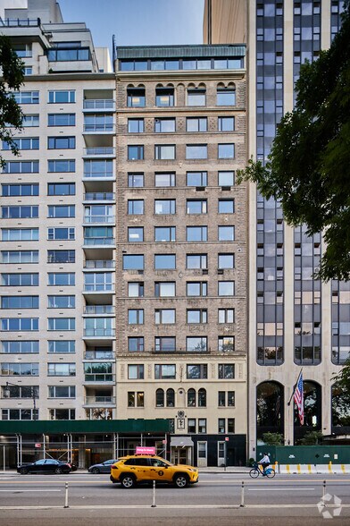 30 Central Park S, New York, NY à vendre - Photo du bâtiment - Image 2 de 4