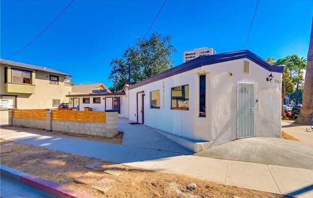 702 Cedar Ave, Long Beach, CA à vendre Photo principale- Image 1 de 28